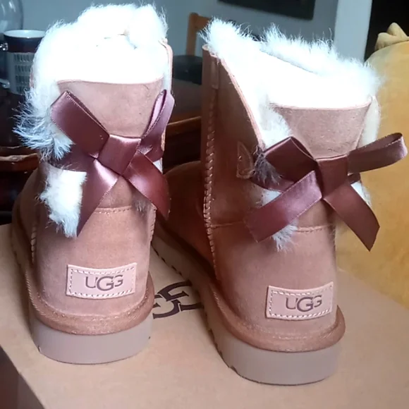 UGG SZ 6 W/ MINI BOW 11 - Picture 1 of 8
